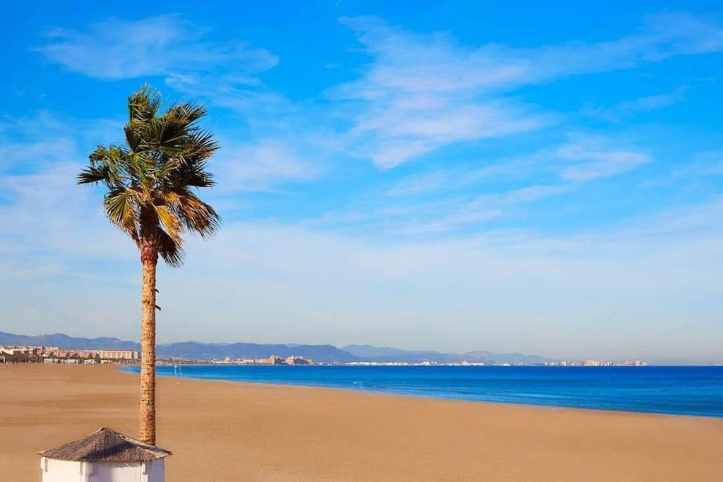 Rooms In Spacious Beach Flat In Valencia Exterior photo